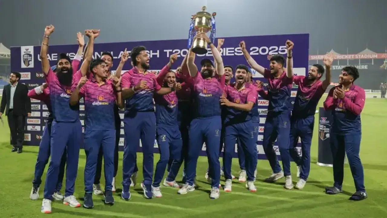 షార్జాలో చరిత్ర సృష్టించిన యూఏఈ.. బంగ్లా పులులపై తొలి టీ20 సిరీస్ విజయం..!