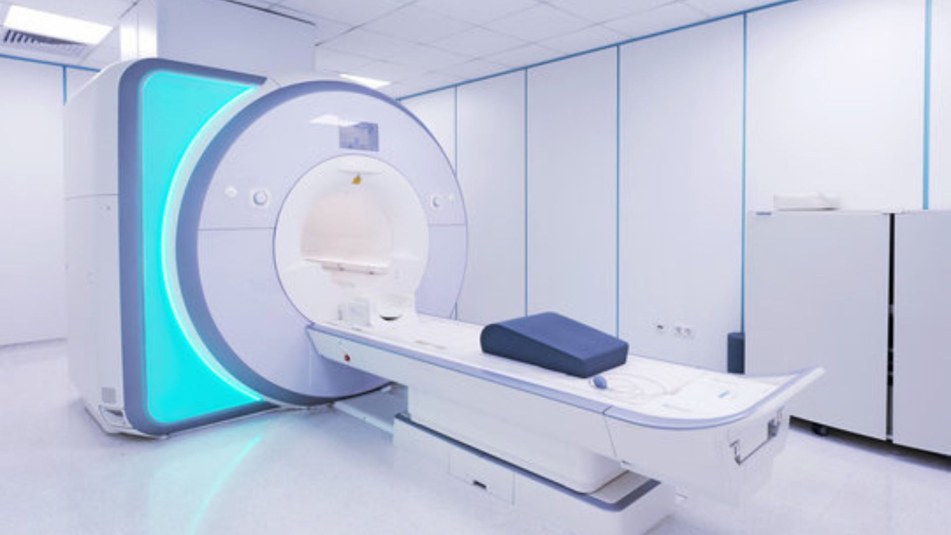 MRI సెంటర్‌లో మహిళల బట్టలు మార్చుకుంటుండగా అదో మాదిరి శబ్దం.. ఏంటని చూడగా